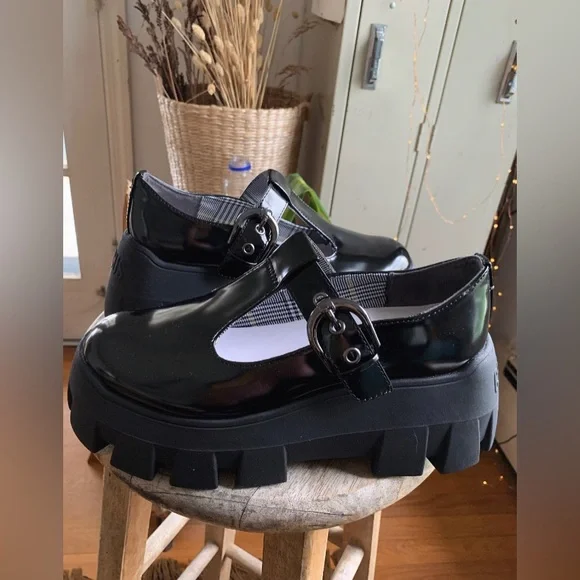 Treaded Platform Mary Janes - Picture 6 of 10